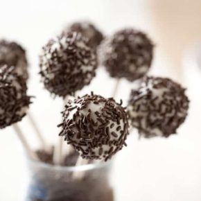 Black-and-White Brownie Pops 1